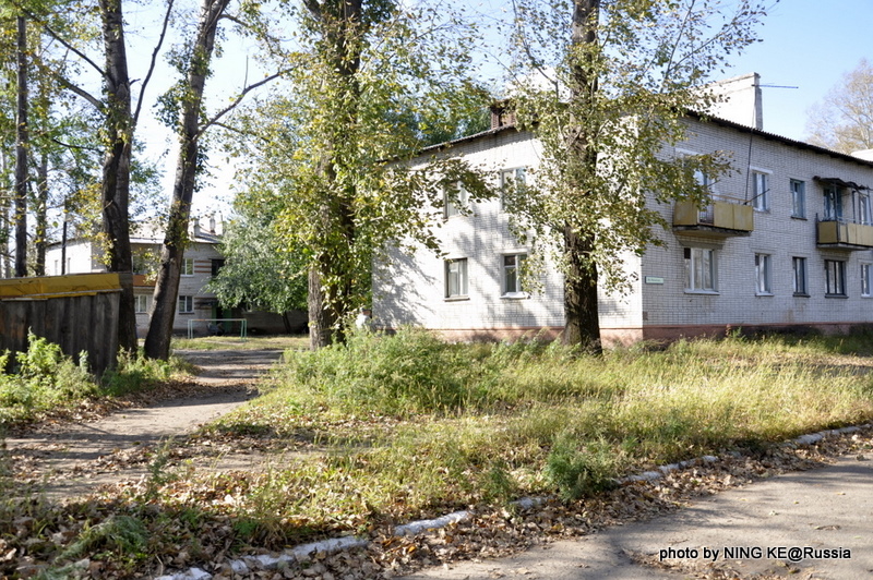 Одно из трех высоких зданий./ 最高的居民楼为三层