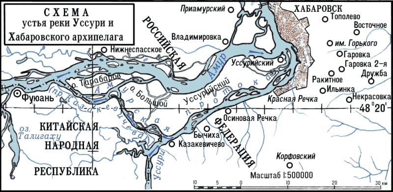 Схема 1: Синими стрелками показано направление течения в реках и протоках, в т.ч. в Амурской (протоке Казакевичева, по-кит.  Фуюаньской или Тунцзянцы), являющейся правым рукавом Амура, в который впадает Уссури в районе Казакевичево. Схема устья реки Уссури и Хабаровского архипелага.