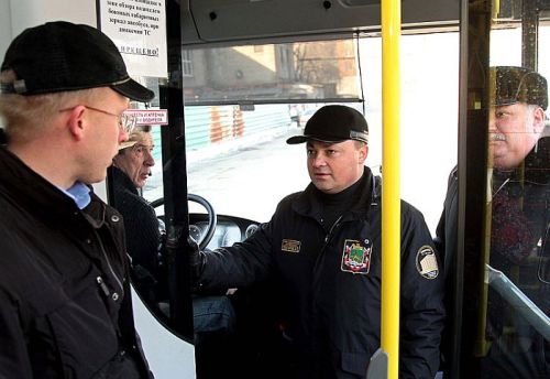 И. Пушкарев (в центре)