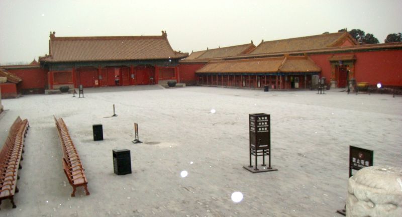 С утра с Ван Цинсяном отправились в Запретный город. Его как писателя, ну, а меня, как его попутчика, пропускают без билетов и еще до момента, когда разрешен вход посетителям