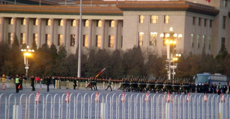 За 5 минут до подъема Чанъаньцзе перекрывается для движения машин мимо площади Тяньаньмэнь, из Запретного города выходит взвод с флагом впереди, за ним оркестр с маршевой мелодией и вскоре под гимн КНР начинается подъем, длящийся примерно 2 минуты