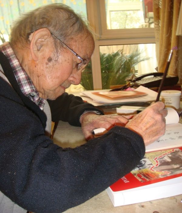 Юй Чжань, племянник последнего китайского императора Пу И, который с 1937 по 1945 был учеником Пу И, с 1945 по 1950 был с Пу И в плену в Хабаровске, с 1950 по 1957 был с Пу И в Фушуньской тюрьме для военных преступников, а после амнистии часто встречался с Пу И, когда тот стал уже простым гражданином КНР