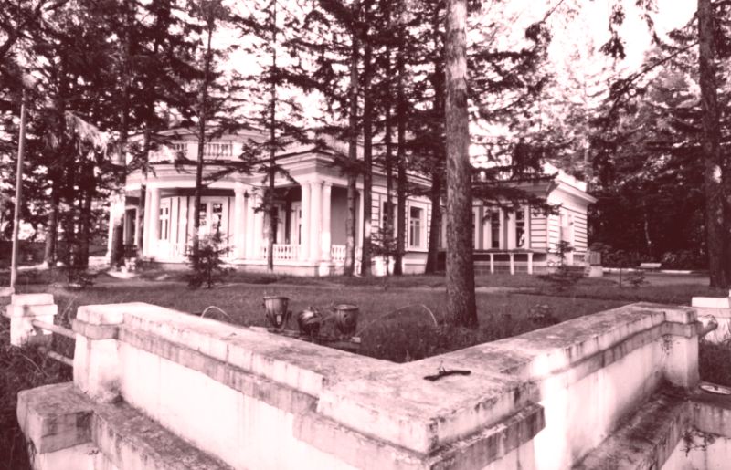 Показываю привычную фотографию здания на «Заимке» в южном пригороде Хабаровска, которое сейчас называется «Императорский дворец» и куда водят туристов, чтобы показать место пребывания последнего китайского императора. Даже я в 2010 году в качестве гида сопровождал туда министра охраны окружающей среды КНР Чжоу Шэнсяня и расписывал все так обстоятельно, будто в свое время сам находился рядом с Пу И