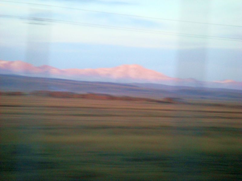 После Синина дорога резко пошла вверх, и до следующего дня поезд долго шел по заснеженному плато на высоте 4500-5000 метров