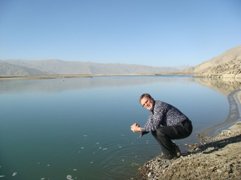 Окунаю руки в изумрудные от чистоты воды Брахмапутры, которая по-тибетски называется Ялуцзанбуцзян. У нас есть выражение «на воде вилами написано», а это значит, что все напрасно, что ничего не остается