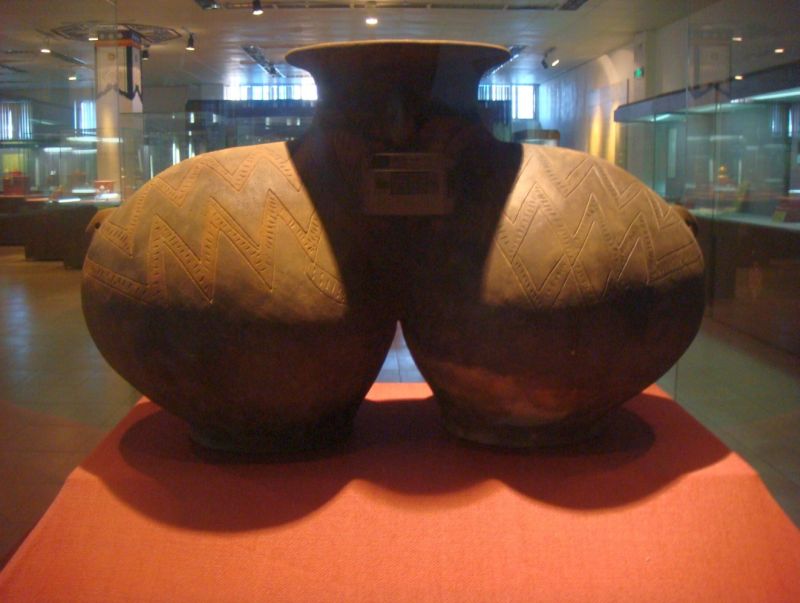 Для меня самым интересным был археологический отдел с экспонатами, возраст которых до 10 тысяч лет. Например, представленному сосуду 4 тысячи