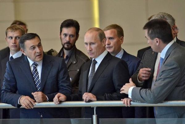 Приморские политики считают, что именно кандидатура Владимира Миклушевского (слева) будет представлена им на утверждение, и уже готовятся ее одобрить. Фото: Игорь Онучин / Коммерсантъ