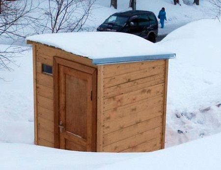 Туалет, к слову, действительно напоминает избирательную кабинку