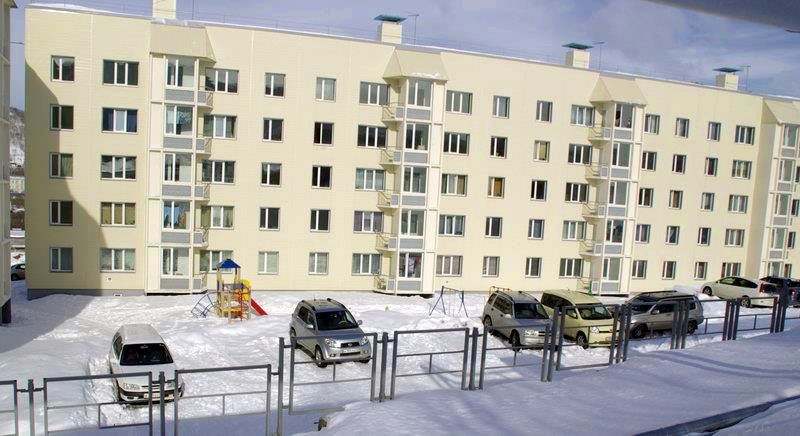 Новоселье справили в прошлом году десятки сотрудников регионального управления ФСБ. Несмотря на то, что чекисты – люди небедные (зарплата лейтенанта спецслужбы на Камчатке зашкаливает за 100 тысяч рублей в месяц), жилье в новом доме они получили – бесплатно