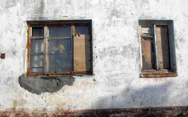 Судя по цветочку в окне, в квартире живут люди. Кто-то уже улучшил жилищные условия