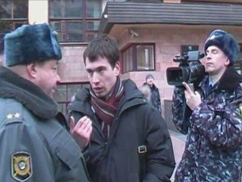 В суде продемонстрировали два видеоролика задержания полицейскими Алексея Ворсина (в центре). На экране подполковник А.В. Назаренко (слева) появился с оторванным карманом еще до задержания. Видеосъемку УВД (справа) в суде не демонстрировали. Видно не в пользу обвинения...