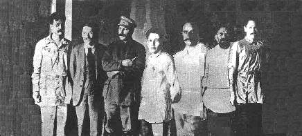 Слева направо: Ярославский Ем., Калинин М.И., Сталин И.В., Аммосов М.К. (в центре), Орджоникидзе Г.К., Петровский Г.И., Аржаков С.М. (май 1924)