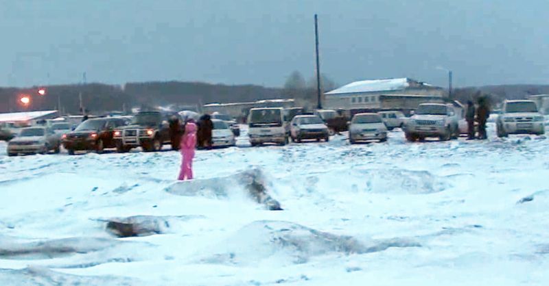 В Датте я провела полдня 25 марта. Уезжая из поселка специально прошла к берегу Тумнина. На льду машины