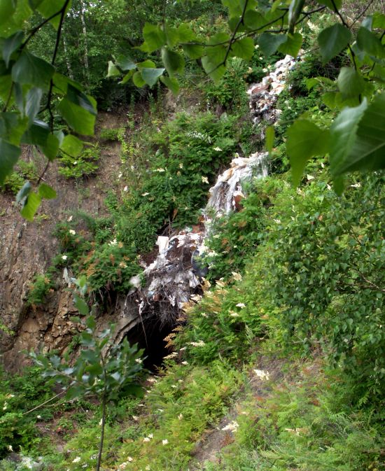 Вход в тоннель. Лента из сброшенного сверху мусора.  Процесс  пошел… 2004 год.