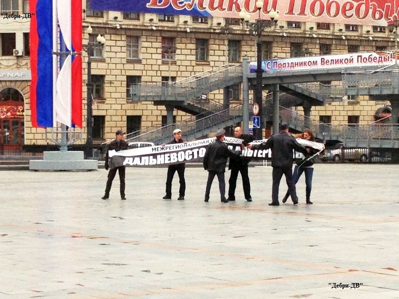 Хабаровск, 6 мая. Площадь им. Ленина. Требования правоохранительных органов оппозиционерами выполнены не были, и демонстрантов задержали. Фото: Антон Плюснин.