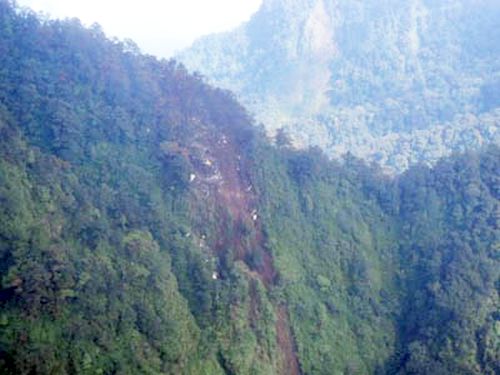 В провинции Западной Явы разбился лайнер Superjet: борт врезался в вертикальный склон горы Салак. (фото: twitter@dolyasergey); (Marina Lystseva/fotografersha.livejournal.com/rt.com)