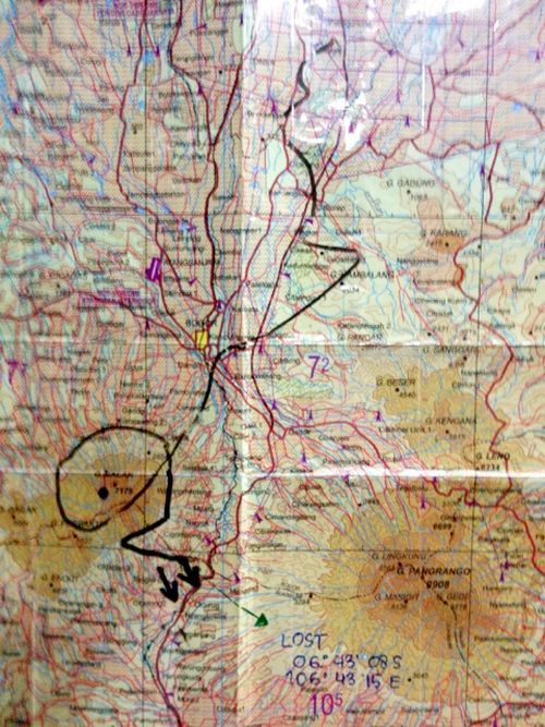 Траектория полета самолета: он облетел гору, а потом круто изменил курс и начал резкое снижение в районе черных стрелок. (фото: twitter@dolyasergey)