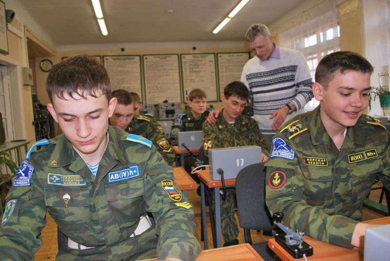 Занятия суворовцев продолжаются на «линии фронта» с муниципальными чиновниками