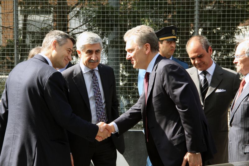 Российский министр промышленности и торговли Виктор Христенко (справа) посетил SuperJet International