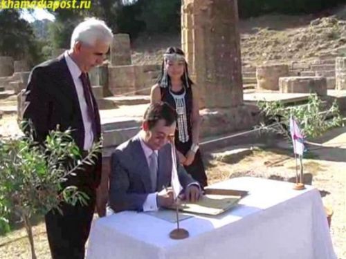 Исторический момент - мэр Якутска Айсен Николаев в храме Геры