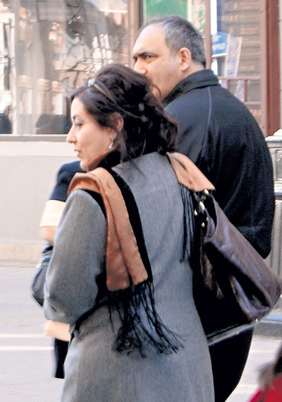 По словам певицы, в Камергерском переулке они с Новрузом покупали стройматериалы, однако почему-то пара была напряжена и озиралась в страхе, что их кто-то, не дай бог, сфотографирует. Фото Антона Богославского