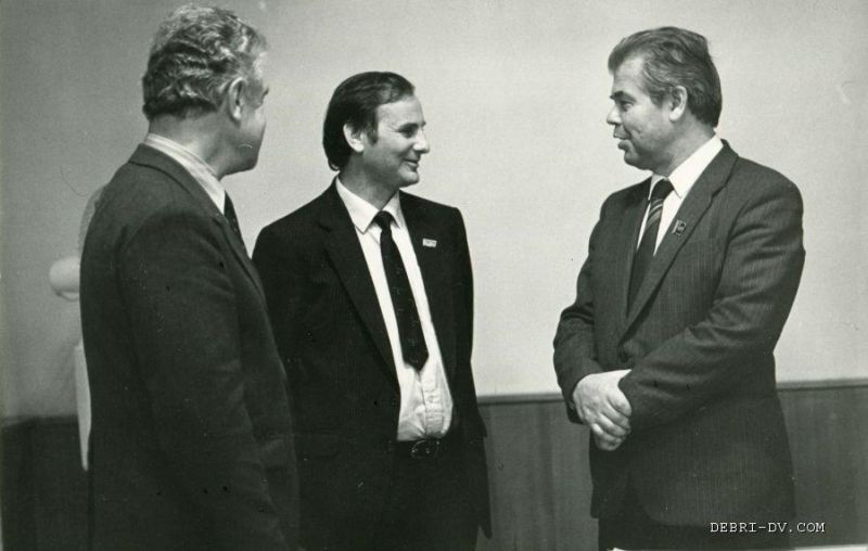 Справа - Н. Данилюк, в центре - собственный корреспондент по Дальнему Востоку газеты «Известия» Б. Резник