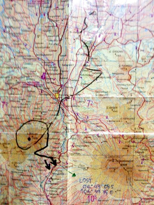 Траектория полета самолета. Он облетел гору а потом круто изменил курс и начал резкое снижение в районе черных стрелок