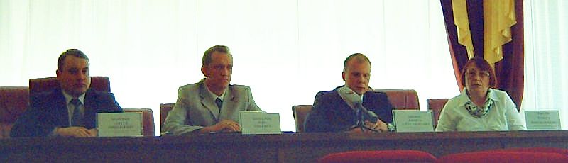 В пресс-конференции приняли участие: член общественного совета управления МВД России по Хабаровскому краю Сергей Мазунин, начальник центра по противодействию экстремизму УМВД России по Хабаровскому краю Олег Колесник, руководитель отдела по расследованию особо важных дел СУ СКР по Хабаровскому краю Никита Винник и член общественного совета Следственного управления СКР по Хабаровскому краю Тамара Ежеля (слева направо)