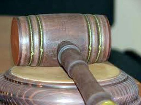 Владимир Баркаров уже восемь лет ходит по всем инстанциям. Но везде ему отворот-поворот: пишут, что раз нет дела, то и им нет дела