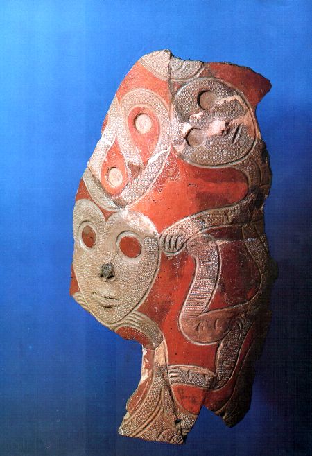 рис.№2 - символ 27. «Священная триада» - три фигуры, средняя из которых антропоморфная, а боковые (левая угадывается), расположенные симметрично - зооморфные – Великая Богиня с прибогами. Над головой фигура из трёх коло, обвитая ленточно-линейно-накольчатым орнаментом – прасимвол Великого Триглава