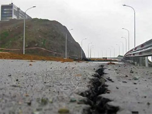 12 июня сильным ливнем был размыт участок в 750 кв. м дороги от аэропорта Владивостока до острова Русский: поселок Новый – полуостров Де-Фриз – Седанка – бухта Патрокл.