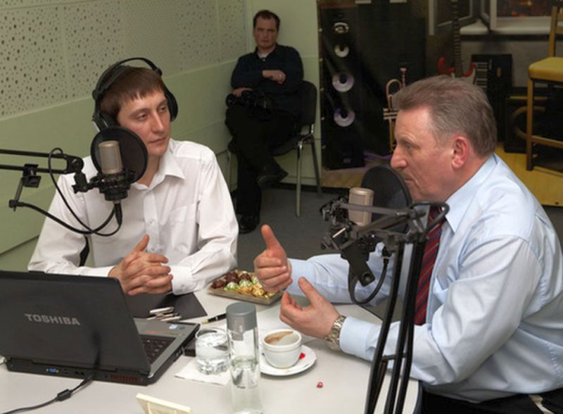 Начальник главного управления информационной политики и общественных связей губернатора и правительства Хабаровского края Павел Сарычев и губернатор Хабаровского края Вячеслав Шпорт (слева направо)