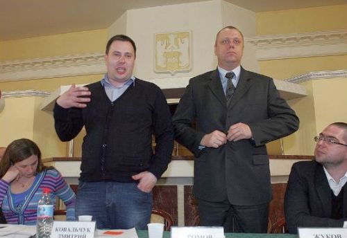 Едва зарегистрировавшись, кандидат Андрей Громов (справа) готов в финале сняться в пользу Дмитрия Ковальчука. Фото: Евгений Переверзев / Коммерсантъ