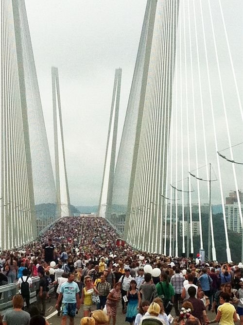 Низководный мост через бухту Золотой Рог. Фото Emin Ganbarov @Ganbarov