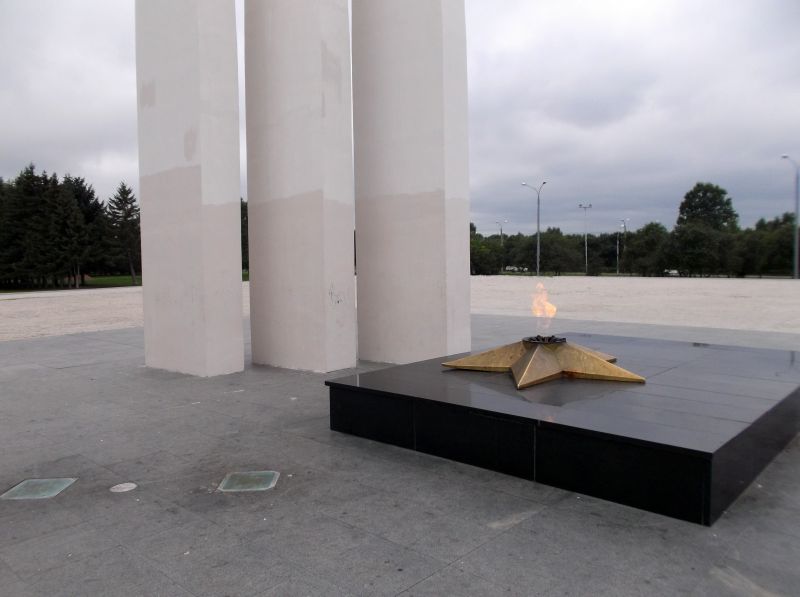 Фото №3: Режет глаз резкий контраст между белыми пилонами, плитой из черного мрамора и «золотой» звездой. Раньше был мрамор «теплый», красновато-серого цвета. Звезда перевернута «вверх ногами», острый луч направлен на экскурсантов