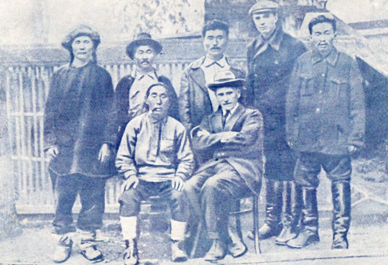 В.К. Арсеньев в кругу сотрудников экспедиции 1927 г. Сидят: Бутунгари и В.К. Арсеньев; стоят (слева направо): Кялондига, А. Намука, Ф. Мулинка, Н.Е. Кабанов, П. Хутунка