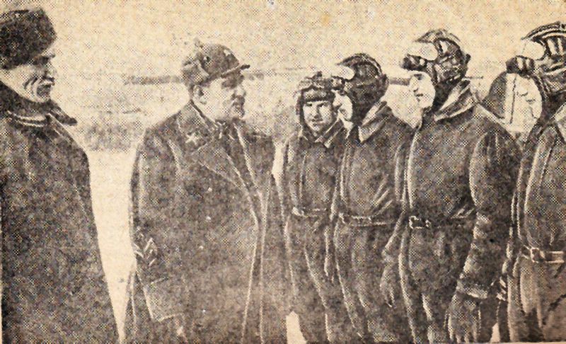 Командующий войсками ОКДВА маршал Советского Союза В. К. Блюхер беседует с танкистами братьями Михеевыми. Слева стоит отец танкистов Дмитрий Федорович Михеев.