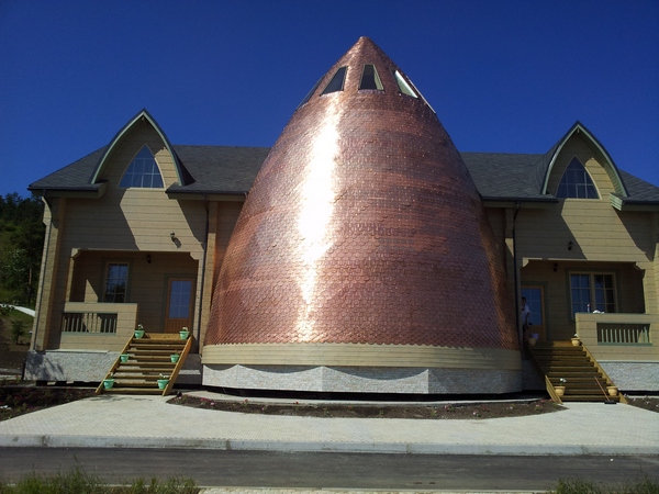 Комплекс представляет из себя: обновленный корпус пансионата, два дома и vip-урасу, покрытую «чешуей» из цветного металла, хозяйственные постройки.