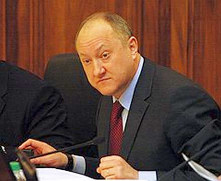 Изучить прошлое и определить будущее своего правительства Владимир Илюхин решил, отправив его в отставку. Фото: Евгений Переверзев /  Коммерсантъ