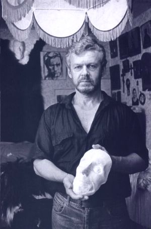 Е. Черносвитов с одной из посмертных масок