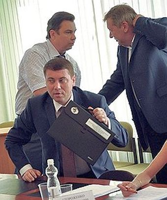 Роман Кобызов (слева) и Иван Абрамов (сидит) с помощью «Единой России» преодолели муниципальный фильтр, а Сергей Пузиков продолжит борьбу за пост губернатора Амурской области в суде. Фото: Павел Кошеленко /  Коммерсантъ