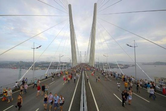 Мост через бухту Золотой Рог, построенный к саммиту, входит в пятерку крупнейших вантовых мостов мира. Стране, его создавшей, везет меньше: Россия никак не закрепится в числе крупнейших игроков АТЭС. Фото: Reuters/ Vostock-Photo