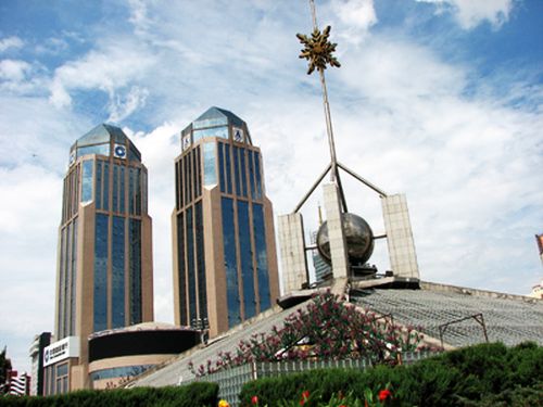 Так выглядит центр площади, которая раньше называлась Соборной