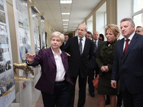 Вера Лучкова (слева), директор Института архитектуры и строительства в составе ТОГУ показывает спикеру Совета Федерации РФ Валентине Матвиенко архитектурные проекты