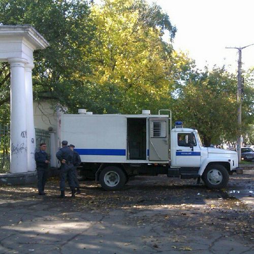 Недалеко от места проведения акции (у входа в ДК Строителей) за несколько минут до начала был приготовлен автозак, а по периметру площади стояли полицейские