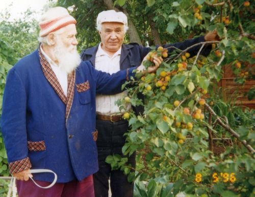 На даче у Всеволода Сысоева (слева) его друг - Константин Распутин. 1996 г./Нажмите, чтобы УВЕЛИЧИТЬ (нажмите, чтобы увеличить)