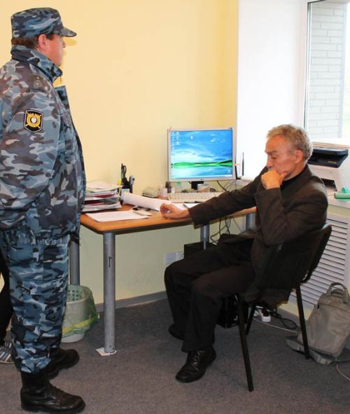 Глава Ванинского района Николай Ожаровский дает объяснения полицейским