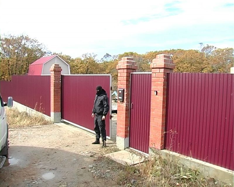 На этой чужой земле уже построили коттеджи.