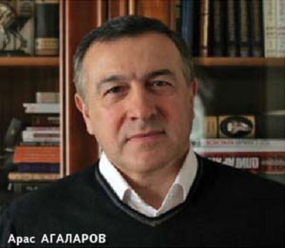 Арас Агаларов, президент и владелец группы компаний Crocus Group. В 1989 году основал американо-советское совместное коммерческое предприятие «Крокус Интернэшнл». В 2012 году занял 61-е место в рейтинге Forbes «Богатейшие бизнесмены России-2012». Генеральный подрядчик строительства объектов Дальневосточного федерального университета на острове Русский.