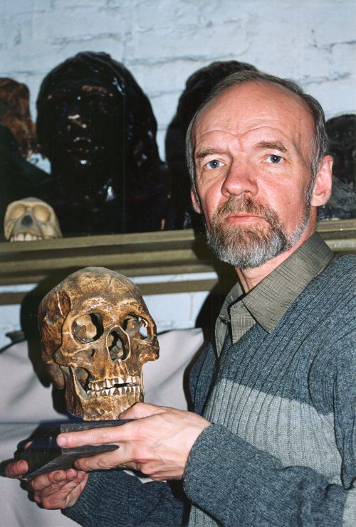 Владимир Иванов-Ардашев, автор этого очерка, побывав во многих экспедициях, даже на шумных раскопках невольно погружался в мир былого, и легкая грусть одиночества уносила его к истокам памяти